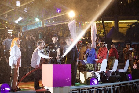 Sự xuất hiện thân thiện của thành viên hoàng gia và lãnh đạo chính phủ liên bang trong các sự kiện.