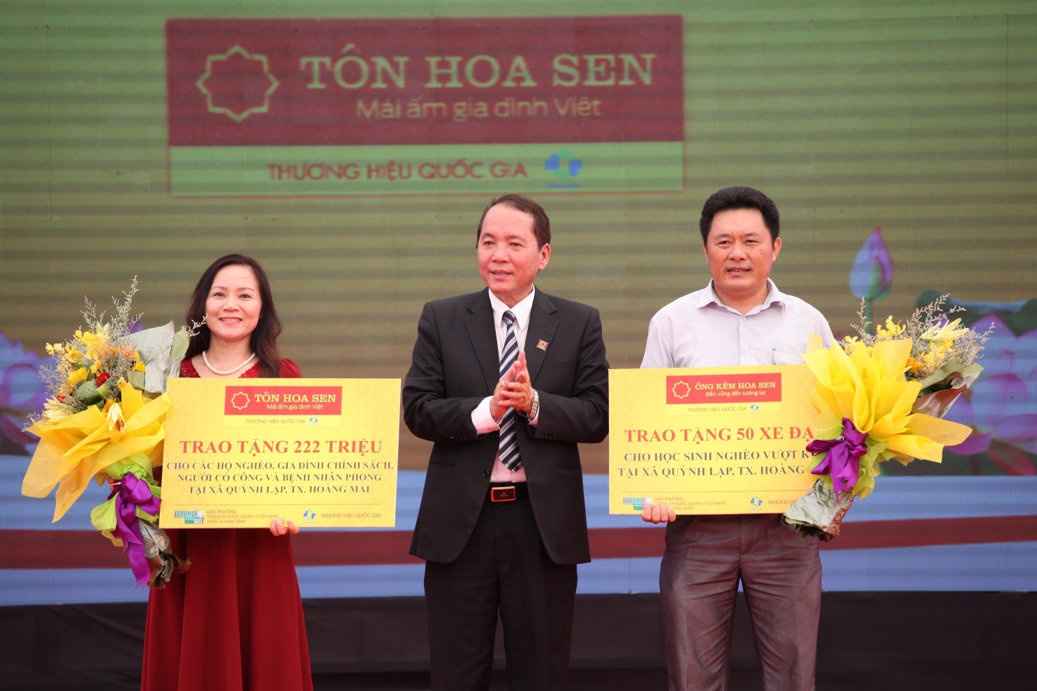 Đại diện chủ đầu tư và đại biểu tiến hành nghi thức động thổ