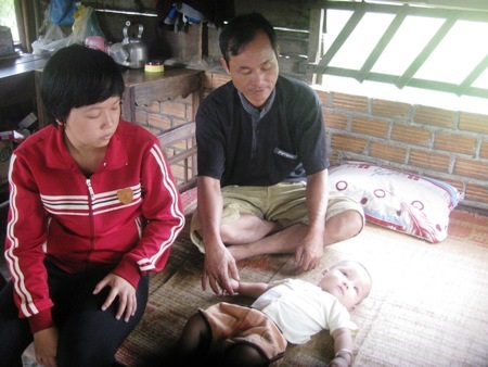 Ba ông cháu sống nhờ bên nhà bà cố ngoại bé Kiên