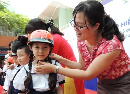 4.000 mũ bảo hiểm tặng học sinh, giáo viên TPHCM - 1 4.000 mũ bảo hiểm tặng học sinh, giáo viên TPHCM