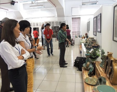 Khách tham quan triển lãm sản phẩm mỹ thuật ứng dụng tại Trường ĐH Văn Lang