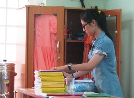Thực hiện Thông tư 30: Giáo viên thiếu thời gian - 1 Áp lực sổ sách của giáo viên đang lấy mất rất nhiều thời gian, sự quan tâm mà học trò được hưởng