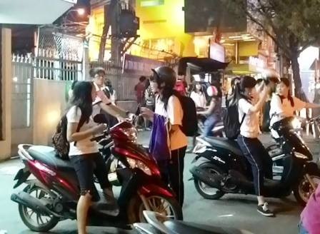 TPHCM sẽ xử lý giáo viên ép học sinh học thêm - 1 Học sinh tại một trường THPT ở TPHCM sau giờ học thêm tại trường. (Ảnh: Hoài Nam)