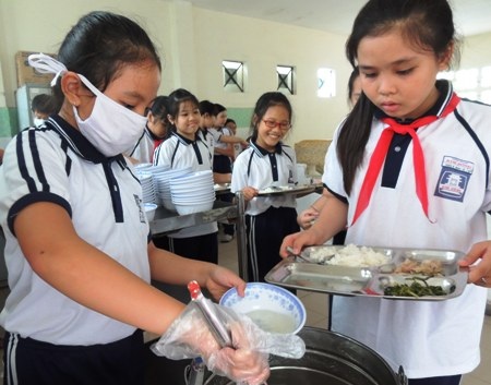 Học trò tại một trường tiểu học ở TPHCM học cách tự phục vụ trong giờ ăn trưa