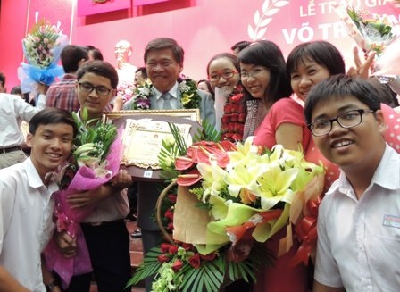 Giáo viên nhận giải thưởng Võ Trường Toản trong niềm vui chúc mừng của học sinh, đồng nghiệp