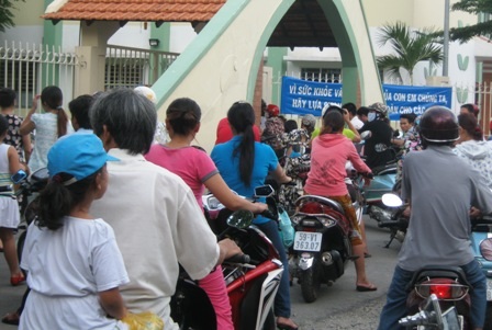Tai nạn trường học: Phụ huynh rụng rời nghe điện thoại từ nhà trường - 1 Phụ huynh tại TPHCM hết sức lo lắng về sự an toàn của con khi tới trường