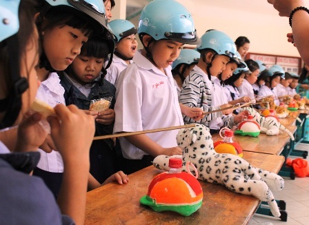 Học trò tìm hiểu về an toàn giao thông trước Tết - 1 Học trò Trường tiểu học Trương Định, TPHCM thông qua trò chơi tìm hiểu về luật an toàn giao thông