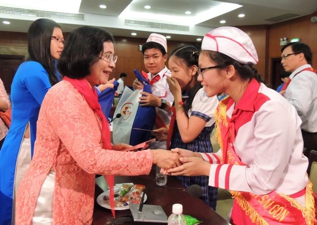 Trò lo ngại học Sử “chay”, yếu kỹ năng ứng xử - 3 Lãnh đạo TPHCM chúc mừng các em thiếu nhi nhân dịp đầu năm mới