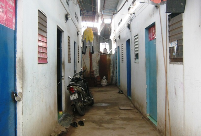 Phòng trọ cuối năm: Kín bị rình, hở là bị rinh - 2 Chủ nhà kiểm tra cửa sổ - nơi trộm đột nhập móc đồ đạc sinh viên