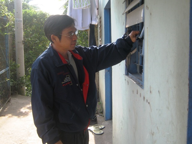 Phòng trọ cuối năm: Kín bị rình, hở là bị rinh - 1 Chủ nhà kiểm tra cửa sổ - nơi trộm đột nhập móc đồ đạc sinh viên