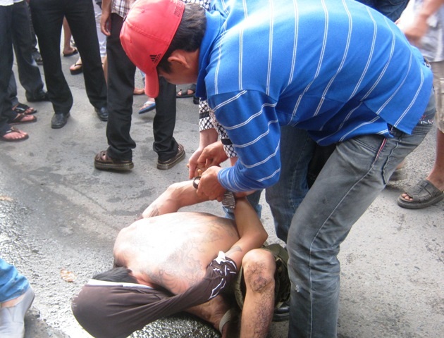 Phòng trọ cuối năm: Kín bị rình, hở là bị rinh - 3 Một vụ bắt cướp giật đồ người đi đường trên đường phố Sài Gòn