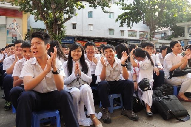 Học trò cười lặng với kịch diễn về “pê đê, chuyển giới”