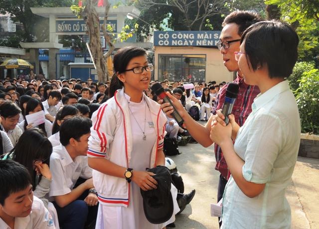 Học trò cười lặng với kịch diễn về “pê đê, chuyển giới”