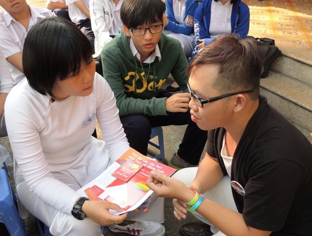 Ngoài ra, các bạn học sinh cũng trực tiếp tham gia vào trò chơi để tìm hiểu kiến thức về LGTB