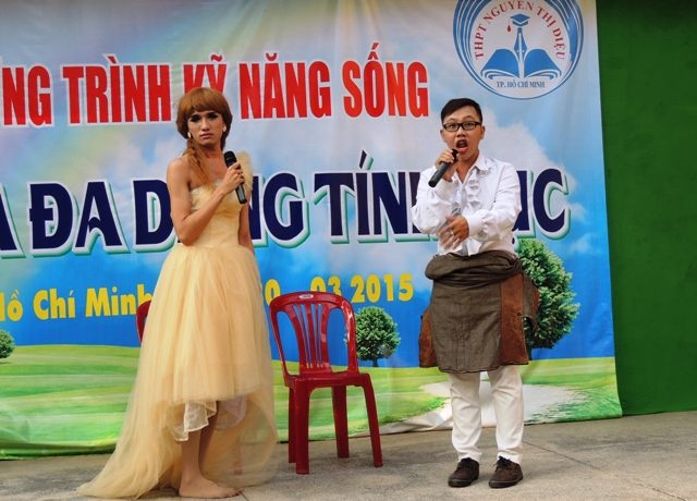 Học trò cười lặng với kịch diễn về “pê đê, chuyển giới”