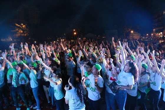 Hàng ngàn bạn trẻ cùng nhảy tự do 