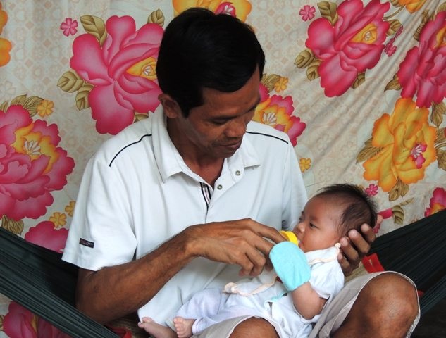 Quỹ Nhân ái hỗ trợ 5 triệu đồng đến với hoàn cảnh “mẹ mất để con được sống” - 2 Đại diện báo