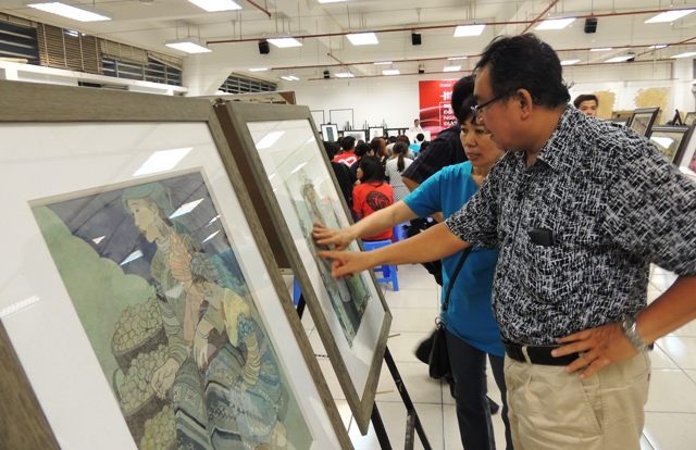 Khách tham quan các tác phẩm