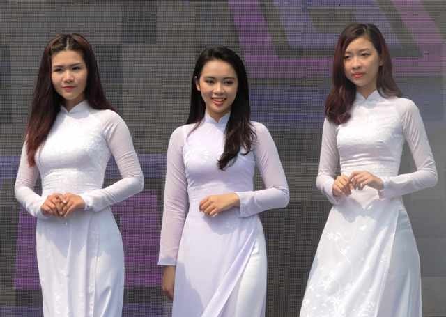Nữ sinh Sài thành “hút hồn” du khách với áo dài trắng tinh khiết - 10 Nữ sinh Trường THPT Bùi Thị Xuân