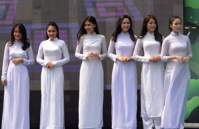 Nữ sinh Sài thành “hút hồn” du khách với áo dài trắng tinh khiết - 2 Nữ sinh trình diễn áo dài trắng học đường trong chương trình Ngày hội giáo dục TPHCM phát triển
