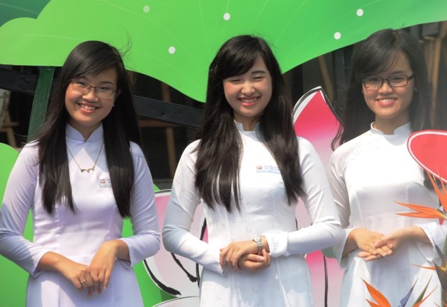 Nữ sinh Sài thành “hút hồn” du khách với áo dài trắng tinh khiết - 3 Nữ sinh Trường THPT Bùi Thị Xuân