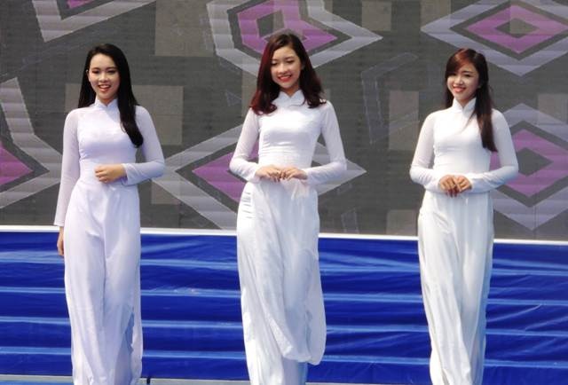 Nữ sinh Sài thành “hút hồn” du khách với áo dài trắng tinh khiết - 5 Nữ sinh Trường THPT Bùi Thị Xuân