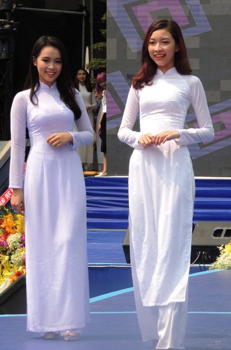 Nữ sinh Sài thành “hút hồn” du khách với áo dài trắng tinh khiết - 8 Nữ sinh Trường THPT Bùi Thị Xuân