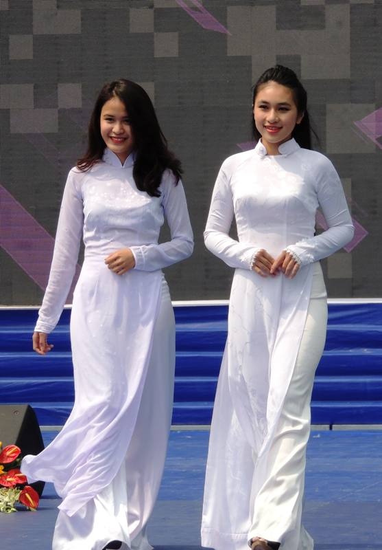 Nữ sinh Sài thành “hút hồn” du khách với áo dài trắng tinh khiết - 7 Nữ sinh Trường THPT Bùi Thị Xuân