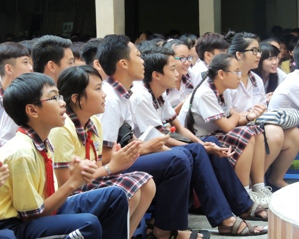 Bạo lực học đường: Hãy giúp trẻ “tự cứu mình” - 2 Học sinh Trường THCS Châu Văn Liêm, TPHCM tham dự chuyên đề Nói không với bạo lực học đường