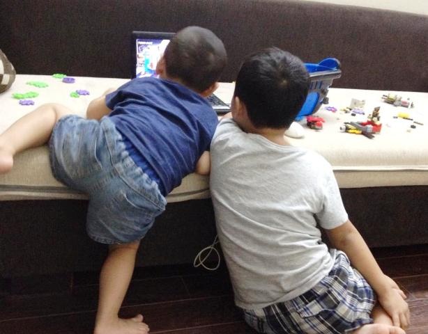 Bố mẹ “hụt hơi” vì vắng người giúp việc - 1 Nhiều bố mẹ bất lực trong việc chăm sóc, nuôi dạy con khi thiếu người giúp việc