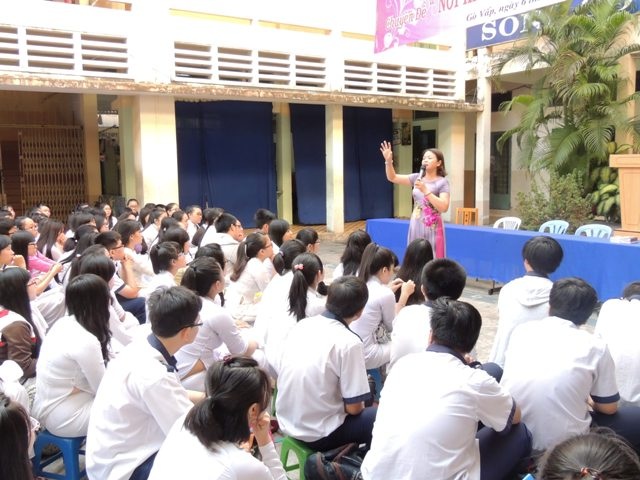 Học sinh Trường THPT Gò Vấp, TPHCM được tư vấn để biết cách tránh xa bạo lực học đường