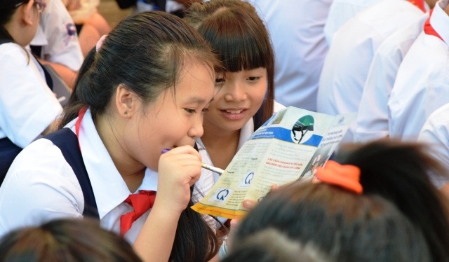 Học sinh Trường THCS Lê Quý Đôn (quận 3, TPHCM) tìm hiểu về luật an toàn giao thông