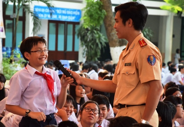 Cũng như cùng trao đổi, trả lời các kiến thức về đội mũ bảo hiểm cho trẻ em