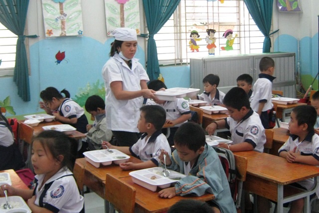 Học trò đến trường để được… hầu hạ - 2 Việc tự phục vụ, biết vệ sinh, lao động ngày càng trở nên xa lạ với học trò