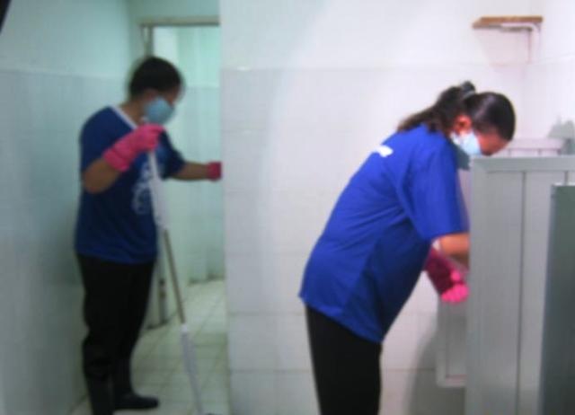 Học trò đến trường để được… hầu hạ - 1 Học trò nhiều trường đi vệ sinh xong chỉ việc xả, đã có đội ngũ lao công... theo sau dọn tận nơi