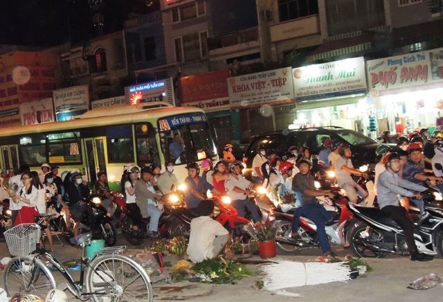 Tôn vinh chị em ở… quán nhậu - 1 Nhiều con đường ở TPHCM kẹt cứng trong tối 8/3