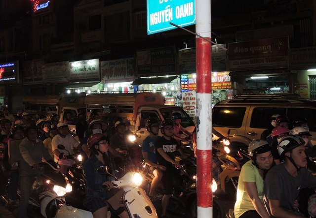 Tôn vinh chị em ở… quán nhậu - 2 Nhiều con đường ở TPHCM kẹt cứng trong tối 8/3