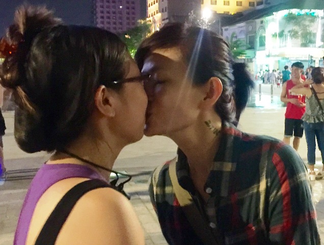 Cặp đôi nữ bày tỏ tình yêu của mình bằng một nụ hôn