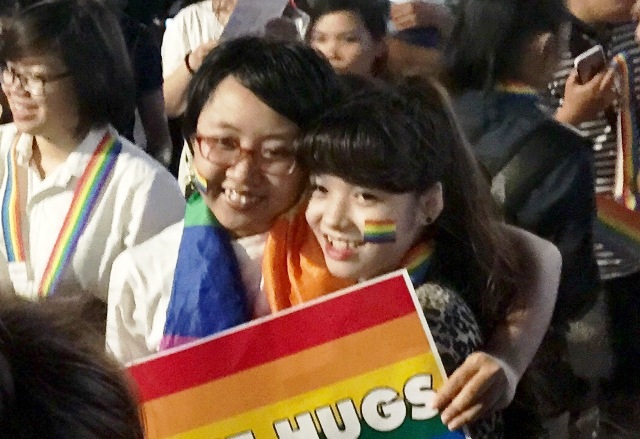 Cặp đôi mạnh dạn bày tỏ nụ hôn cùng giới - 2 Những vòng tay của cộng đồng LGBT trở dường như trở nên chặt và ấm áp hơn