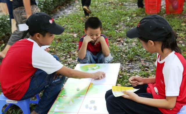 Học trò nghèo vui Tết Thiếu nhi - 2 Học sinh có hoàn cảnh khó khăn ở TPHCM vui chơi Tết Thiếu nhi tại ngày hội Chung một ước mơ