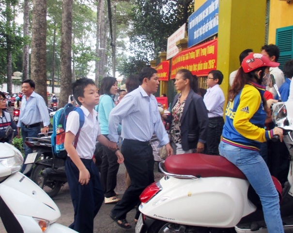 Căng thẳng cuộc đua vào lớp 6 Trần Đại Nghĩa - 7 Có em đến địa điểm thi mới bắt nạp năng lượng để chuẩn bị làm bài.