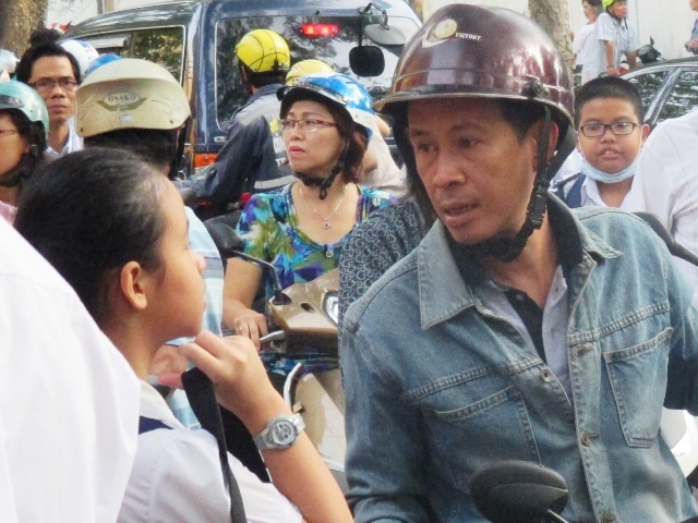 Căng thẳng cuộc đua vào lớp 6 Trần Đại Nghĩa - 6 Có em đến địa điểm thi mới bắt nạp năng lượng để chuẩn bị làm bài.