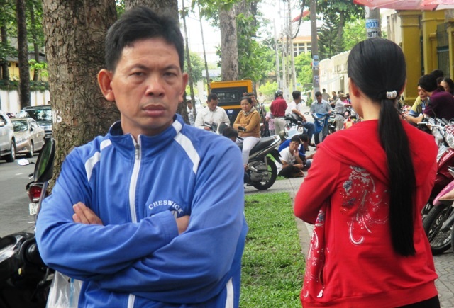 Căng thẳng cuộc đua vào lớp 6 Trần Đại Nghĩa - 8 Có em đến địa điểm thi mới bắt nạp năng lượng để chuẩn bị làm bài.