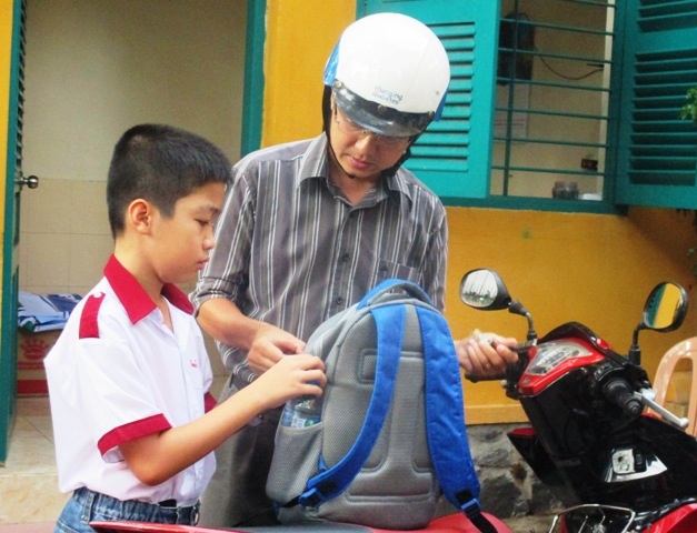 Căng thẳng cuộc đua vào lớp 6 Trần Đại Nghĩa - 5 Có em đến địa điểm thi mới bắt nạp năng lượng để chuẩn bị làm bài.