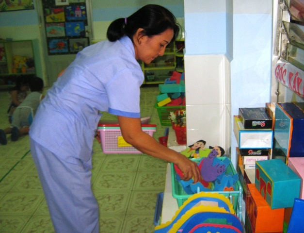 Kể không xuể cái khổ của giáo viên mầm non - 1 Bên cạnh công việc chuyên môn, giáo viên mầm non phải kham rất nhiều công việc tay chân ngoài lề