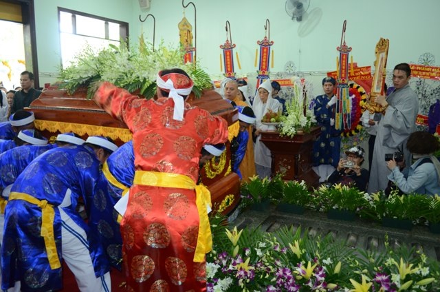  9h20’, linh cữu của
giáo sư được đưa vào hỏa đài tại nghĩa trang hoa viên Chánh Phú Hòa