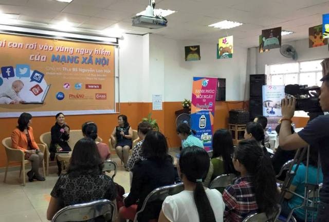 Làm gì khi con lộ “ảnh nóng” trên mạng? - 1 Phụ huynh tham gia buổi toạ đàm