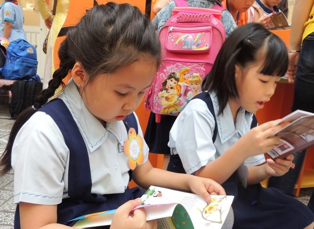 Con nhận giấy khen: Người so đo, kẻ dè chừng - 2 Trẻ luôn cần được khuyến khích đạt hiệu quả học tập cao bằng chính nỗ lực lẫn niềm vui của bản thân
