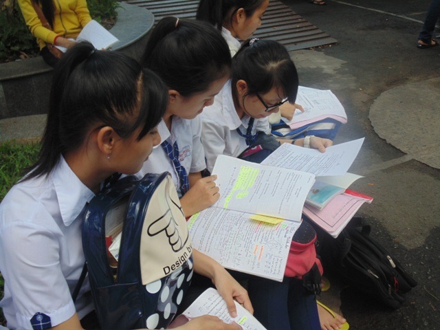 Nhiều bạn tranh thủ ôn lại bài trước khi vào phòng thi (