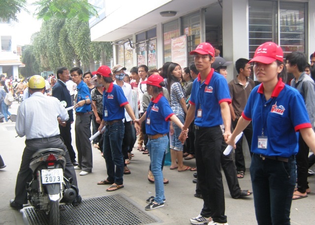 SV làm tình nguyện không chờ được vinh danh - 2 Sinh viên tình nguyện giải toả giao thông trước cổng trường thi